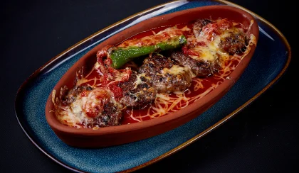 Güveçte Domates Soslu - Kaşarlı Köfte